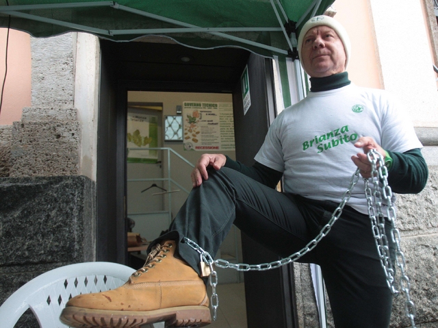 Provincia, la protesta di MeroniSciopero della fame e incatenato