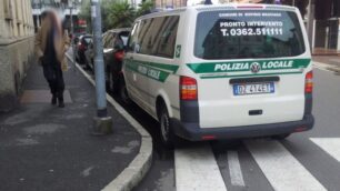 La foto del parcheggio selvaggioDesio, in divieto ci sono i vigili