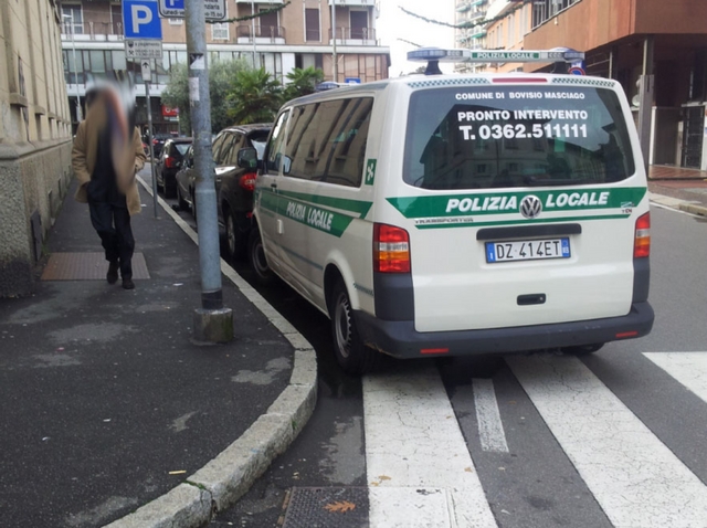 La foto del parcheggio selvaggioDesio, in divieto ci sono i vigili