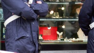Paderno: gioielliera legata,il padre ferito da una pistola