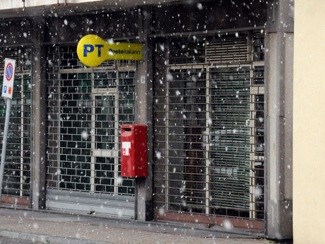 Giussano, scippata alla PostaL’aggrediscono con un casco