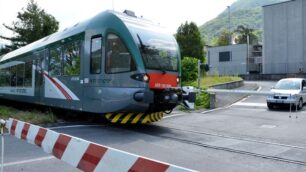 Una macchina ferma sui binariTreni, ritardi su Milano-Bergamo