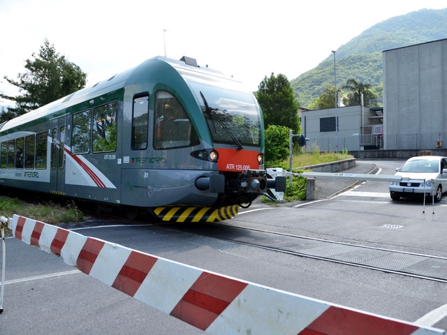 Una macchina ferma sui binariTreni, ritardi su Milano-Bergamo