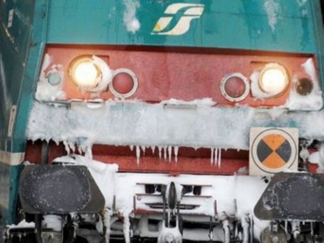 Neve sui binari, Trenord in crisiGuasti e ritardi fino a 30 minuti