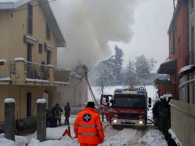 Una villetta bifamiliare in fiamme Due roghi in due giorni a Giussano