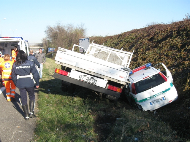 Milano-Meda, tragedia sfiorataFurgone travolge i vigili di Seveso