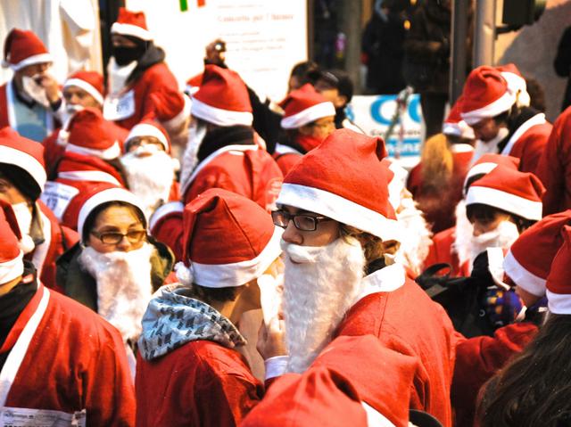 Vertova si riempiedi Babbi Natale