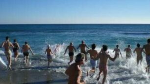 Bagno di fine annoIntrepidi a Spotorno
