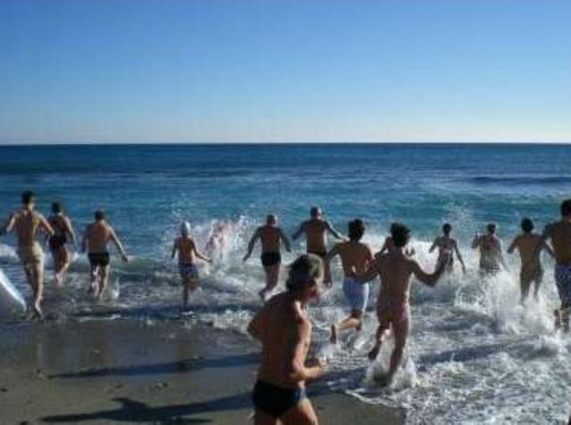 Bagno di fine annoIntrepidi a Spotorno