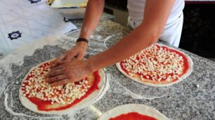 Accusati di sequestro di personaScagionati, fan festa con la pizza