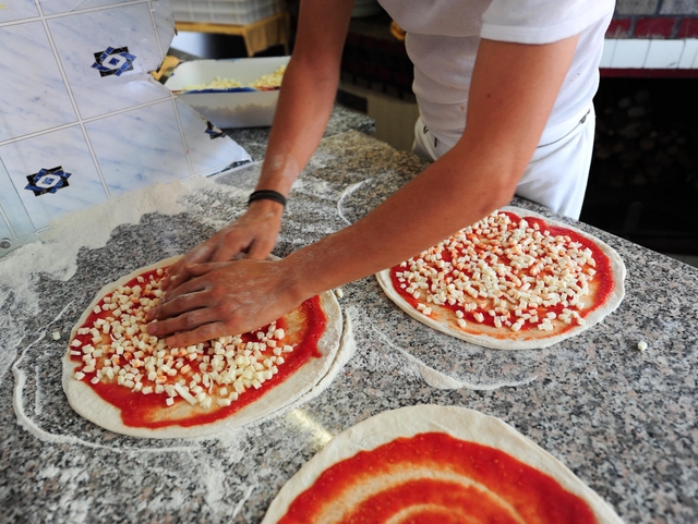 Accusati di sequestro di personaScagionati, fan festa con la pizza