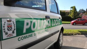 Auto investe una bici a VillasantaUomo di 83 anni ferito alla testa