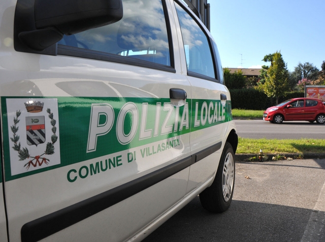 Auto investe una bici a VillasantaUomo di 83 anni ferito alla testa