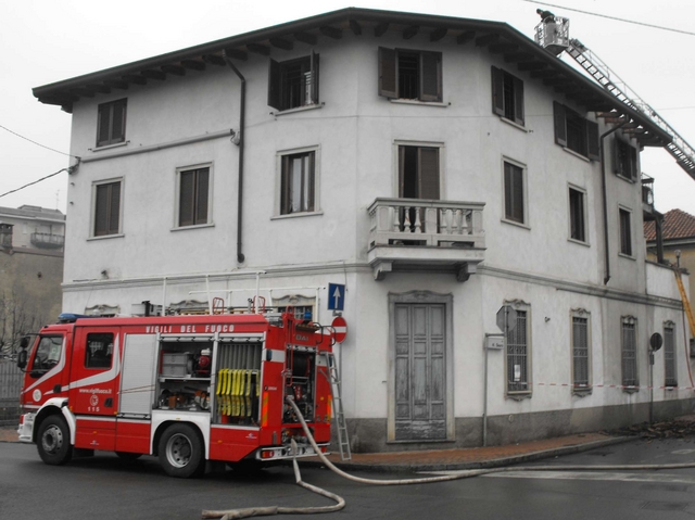 Canna fumaria si surriscaldaAppartamento in fiamme a Meda