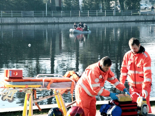 Giussano, trovato cadaverenel laghetto dai sommozzatori