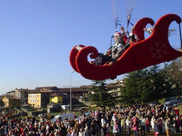 Gandino: la Befana arriva dal cielo