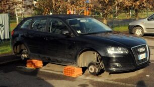 Cesano, i ladri a caccia di gommeLe automobili lasciate sui mattoni