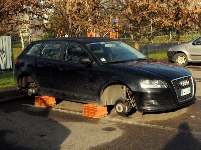 Cesano, i ladri a caccia di gommeLe automobili lasciate sui mattoni