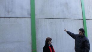 Seregno, i residenti di via Goitoprigionieri di un muro alto 5 metri