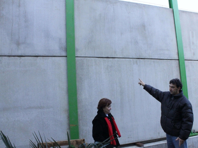 Seregno, i residenti di via Goitoprigionieri di un muro alto 5 metri