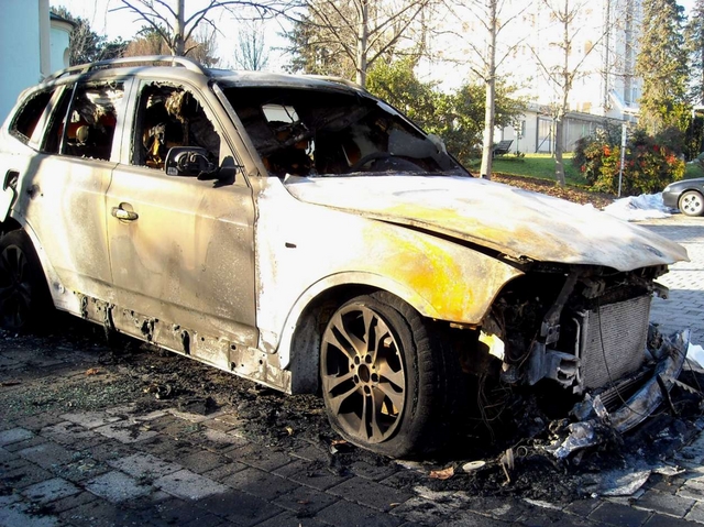 Lissone, data alle fiamme la Bmwdel presidente della rsa Agostoni