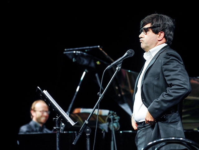 Agrate fa “Largo al factotum”L’Elio lirico in scena al Duse