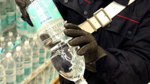 Beve da una bottiglia con tre foriRagazza di Cavenago all’ospedale
