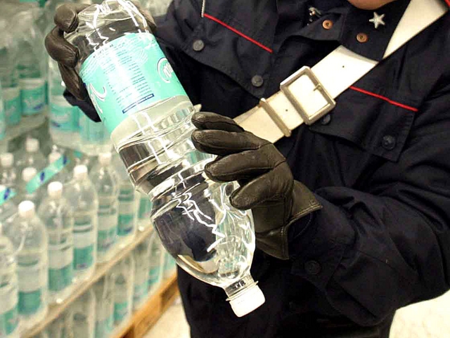 Beve da una bottiglia con tre foriRagazza di Cavenago all’ospedale