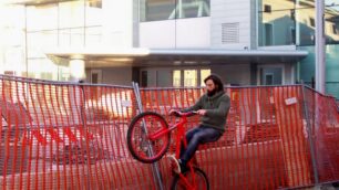 Brumotti in bicicletta a Seregno«Striscia» in piazza Risorgimento