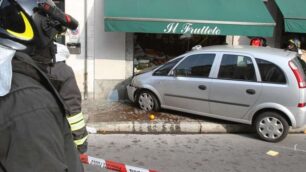 Finisce con l’auto nella vetrinaAttimi di terrore a San Biagio