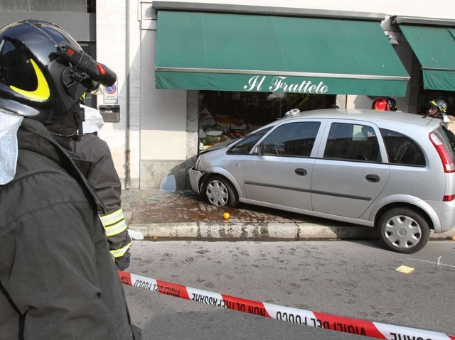 Finisce con l’auto nella vetrinaAttimi di terrore a San Biagio