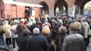 I monzesi in fila per saliresul vagone della memoria