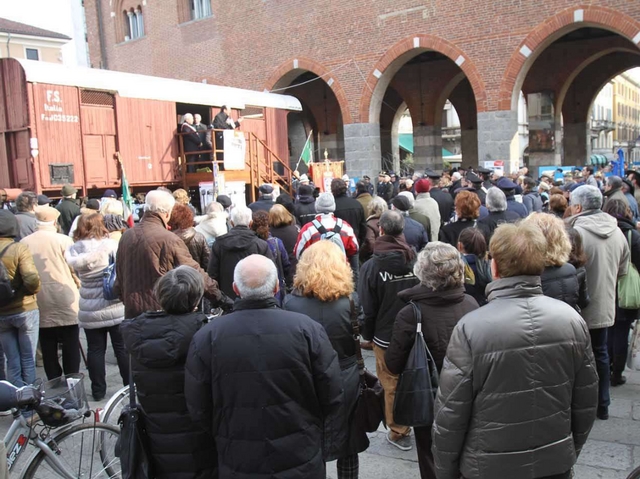 I monzesi in fila per saliresul vagone della memoria