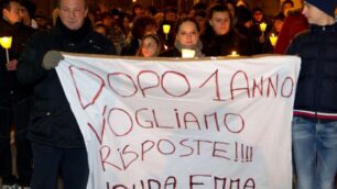 La fiaccolata per la piccola Emma immagine