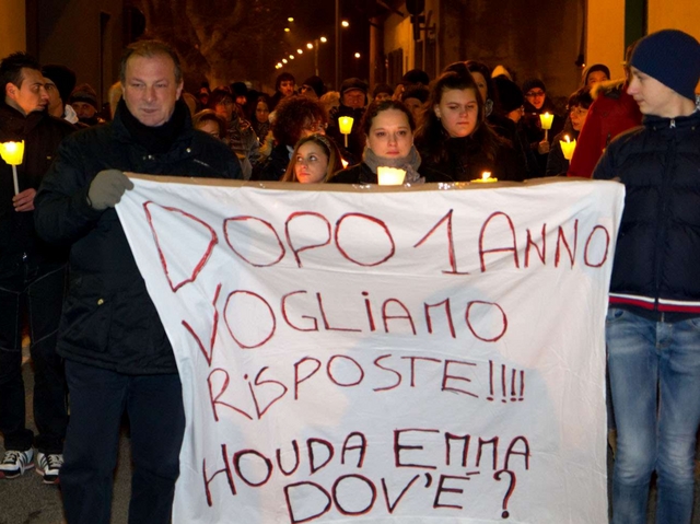 La fiaccolata per la piccola Emma immagine