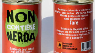 Attenzione: non contiene merdaLa sfida degli artisti a un politico