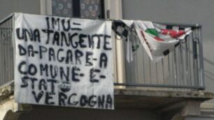 Striscione sul balcone contro l’ImuBiassono, rischia multa e denuncia