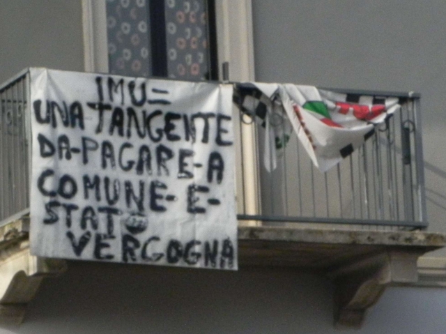 Striscione sul balcone contro l’ImuBiassono, rischia multa e denuncia