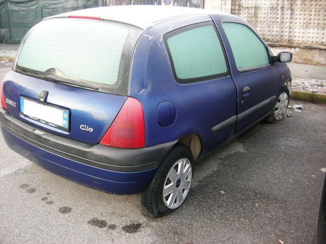Cesano: gomme bucate e vetri rottiSan Bernardo, ancora vandalismi