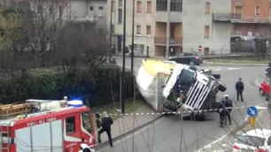 Si ribalta un tir carico di pelletMonza-Saronno, traffico in tilt