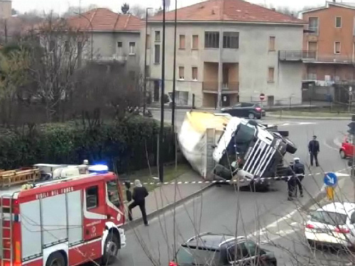 Si ribalta un tir carico di pelletMonza-Saronno, traffico in tilt