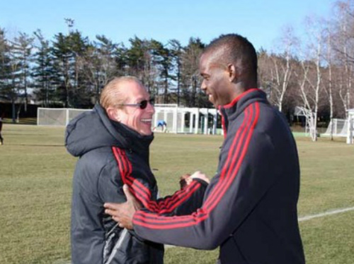 Abbraccio Berlusconi jr-BalotelliDopo le parole sul «negretto»