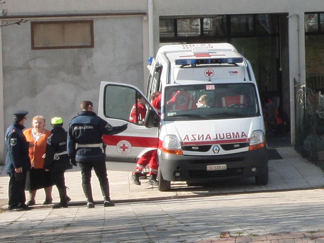 Bimba incastrata in una portaPaura all’asilo nido di Villasanta