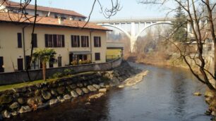 Carate, senza ponte né stradaIl caso delle famiglie oltre il fiume