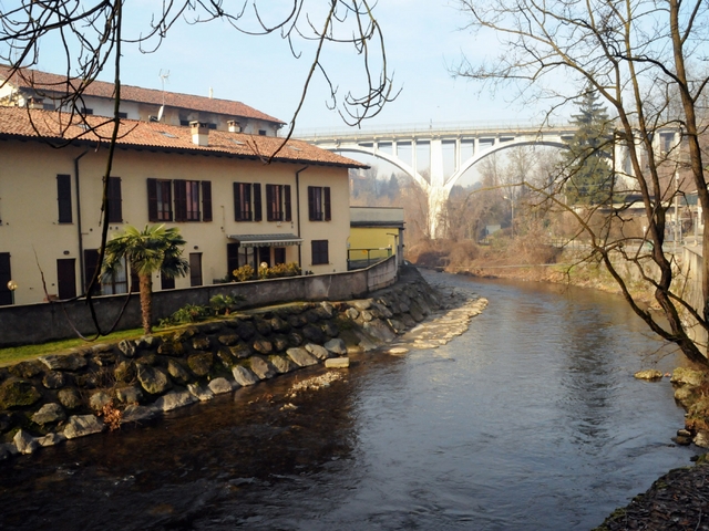 Carate, senza ponte né stradaIl caso delle famiglie oltre il fiume