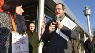Umberto Ambrosoli a Vimercatetra lavoratori Alcatel e mercato