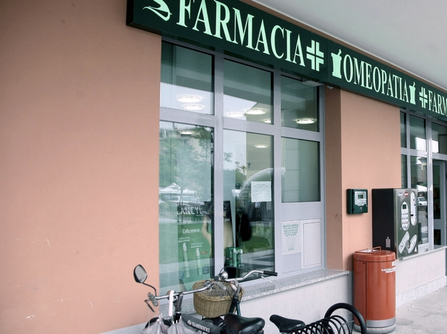 Senago, rapina una farmacia Accompagnato dal cagnolino