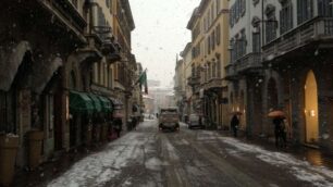Il centro di Monza sotto la neve immagine