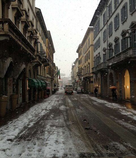 Il centro di Monza sotto la neve immagine