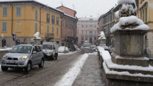 Il centro di Monza sotto la neve immagine